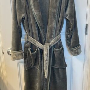 Women's Plush Gray robe NWOT